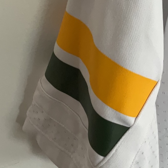 Adidas Green and White Jersey for Sports Enthusiasts - Picture 3 of 5